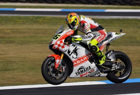 Valentino Rossi cementerede på sin Fiat Yamaha i ”Abarth-farver” 2.pladsen i VM-kampen ved at nå podiet i Australiens Grand Prix.